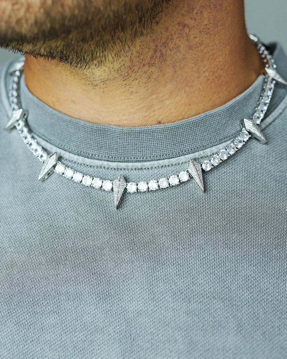 Collana “Spiked” Tennis- 5mm Oro Bianco
